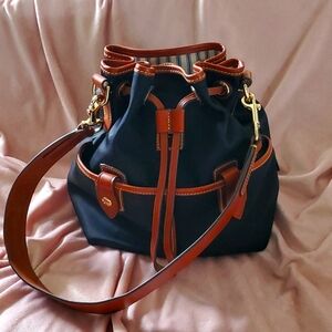 Dooney and bourke wayfarer bucket bag in blk